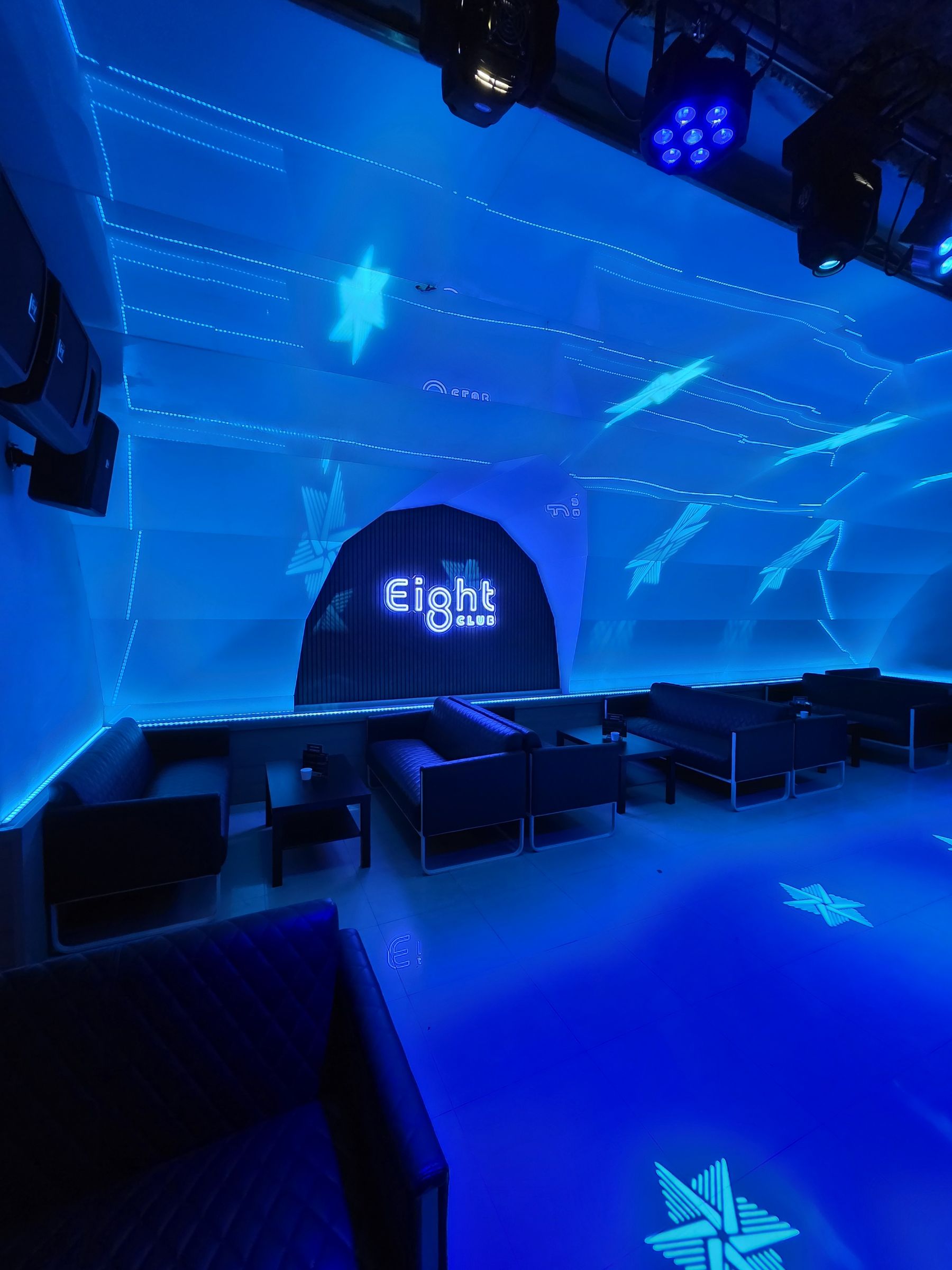 Hlavná sála s neónovým nápisom Eight Club